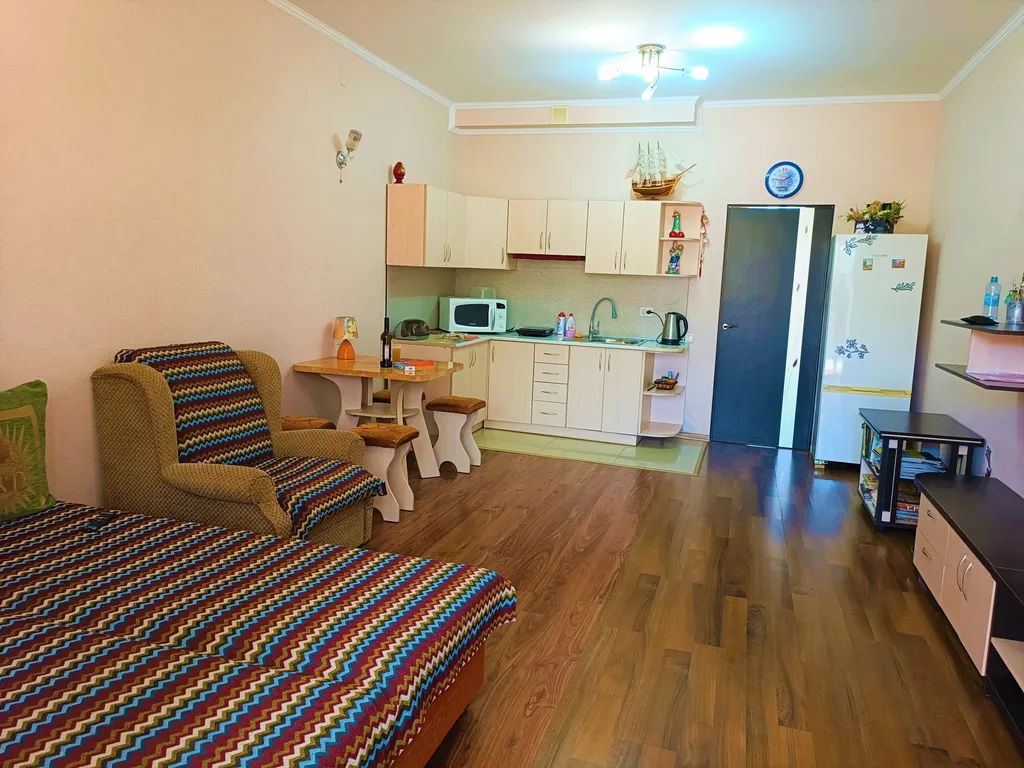 Семейный апартамент с зеленым патио у моря