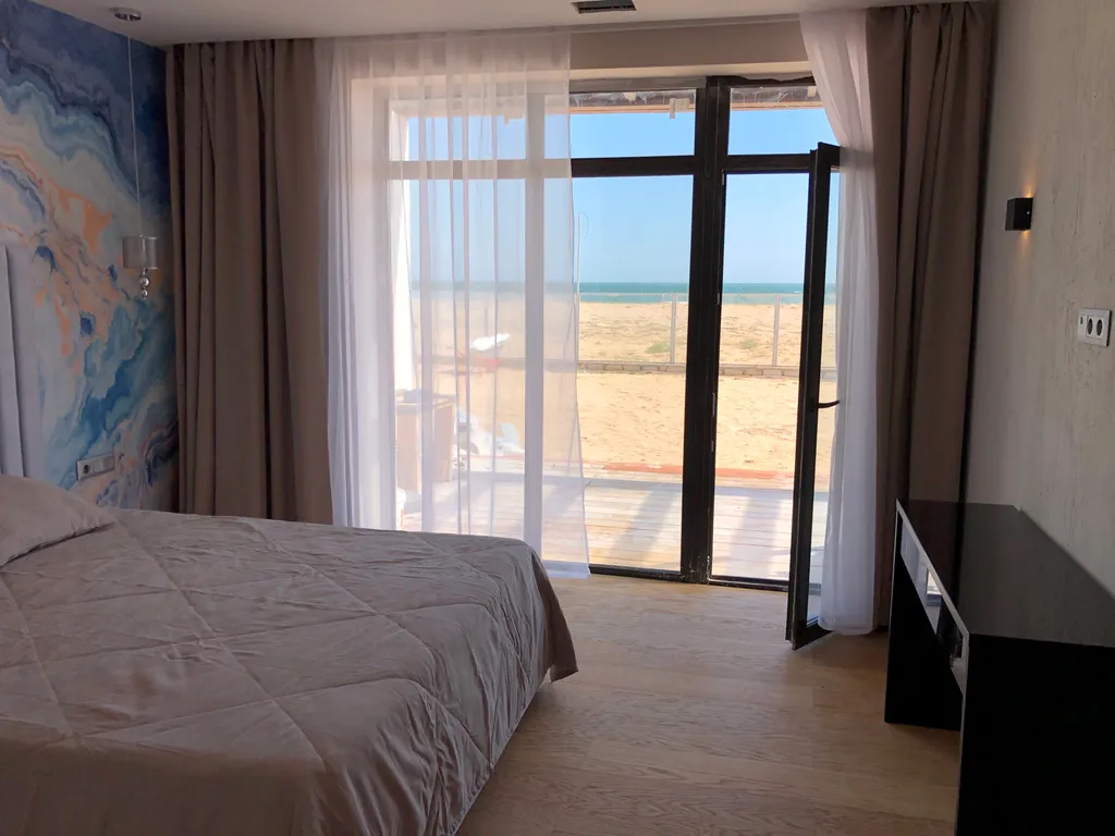 Современный стильный дом у моря