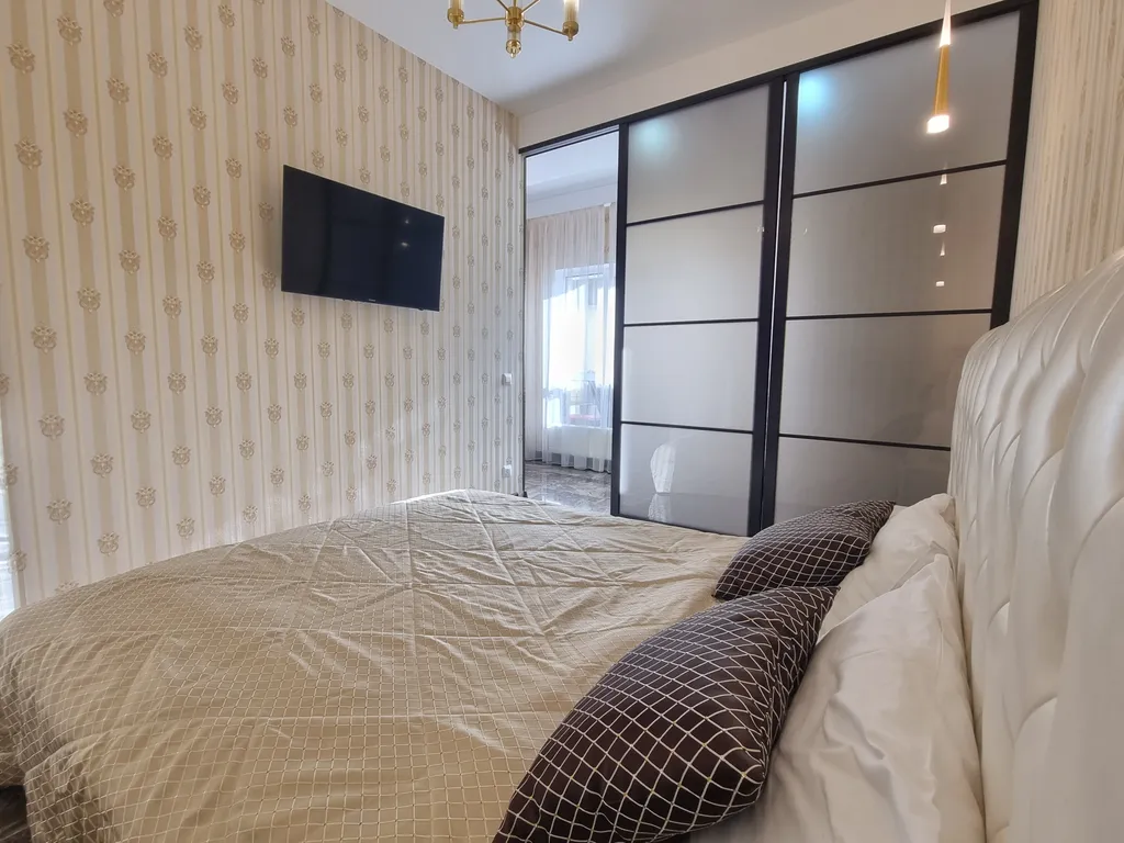 Aпаpтaмeнт c баcсейном и теpрaсой нa набеpeжной