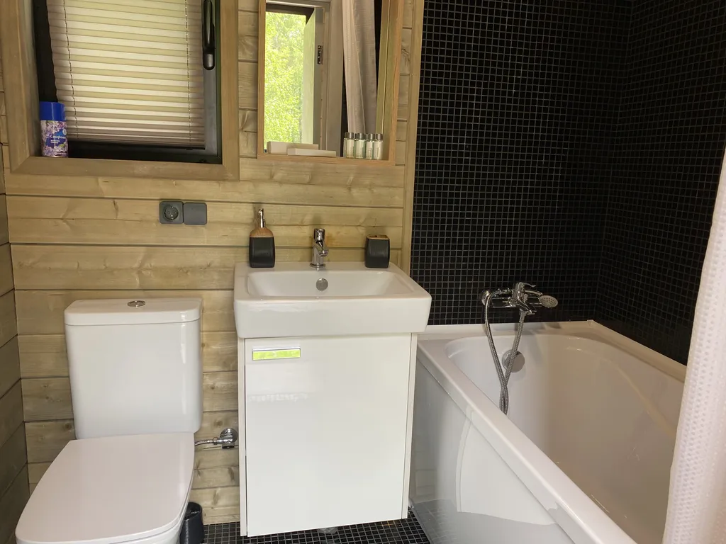 Коттедж Уютный домик в лесу, собственный шикарный пруд с пляжем — Озёры