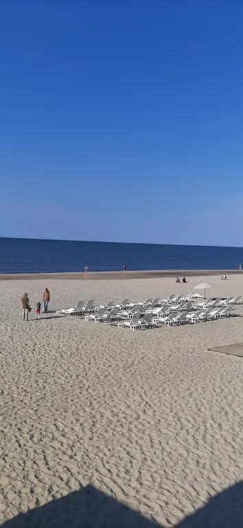 Отдых на берегу Балтийского моря на пляже с синим флагом