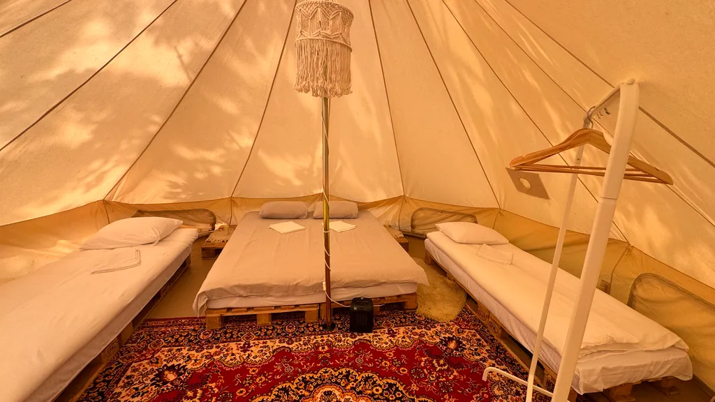 Большой шатёр в кемпинге вблизи озера