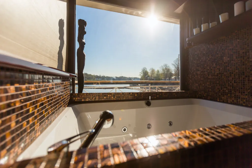 Дом на воде Nevo у берега Крестовского острова