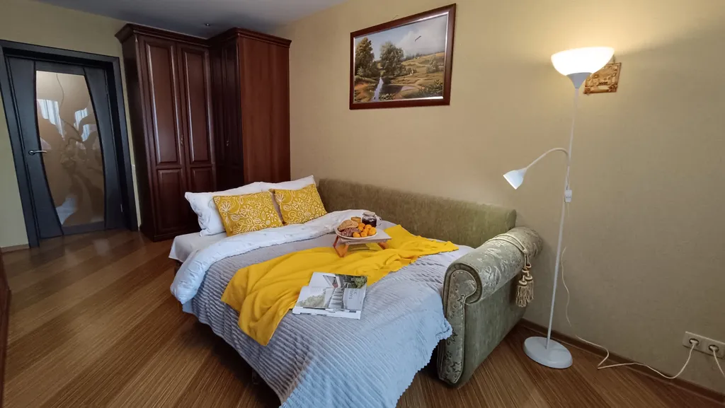 Квартира с камином и большой столовой комфорт-класса