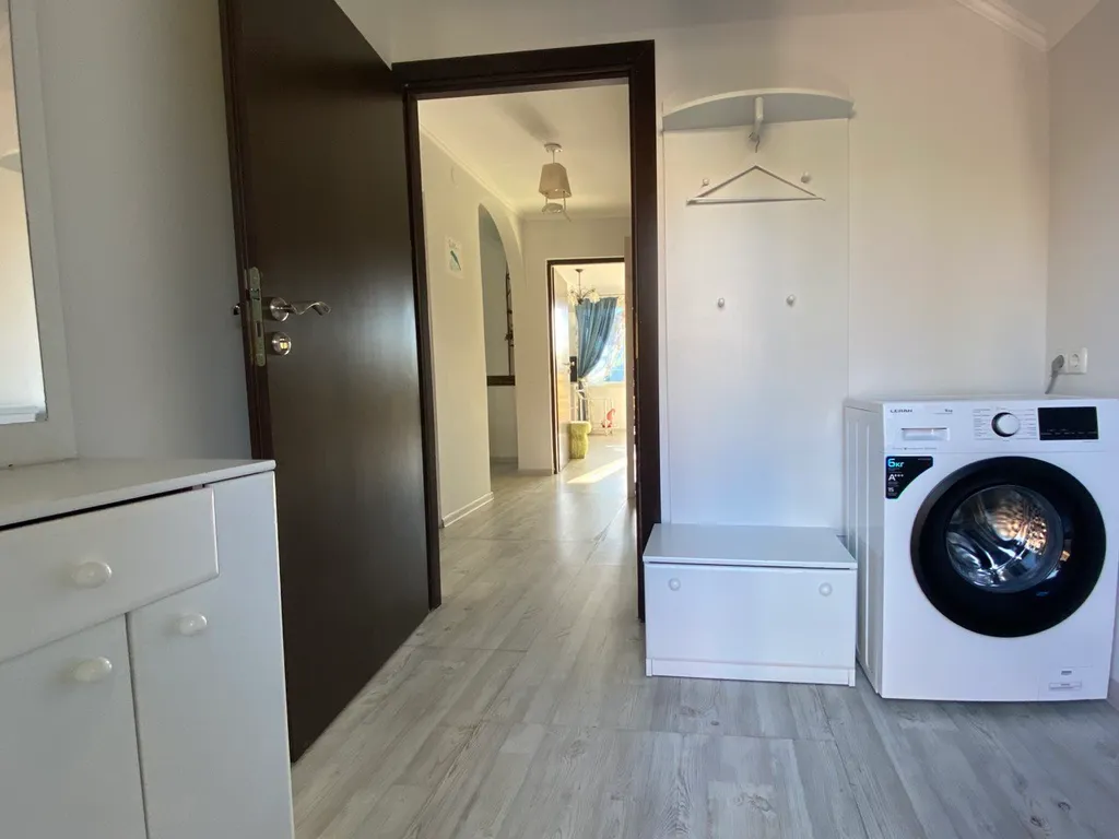 Апартамент с отдельным входом и балконами