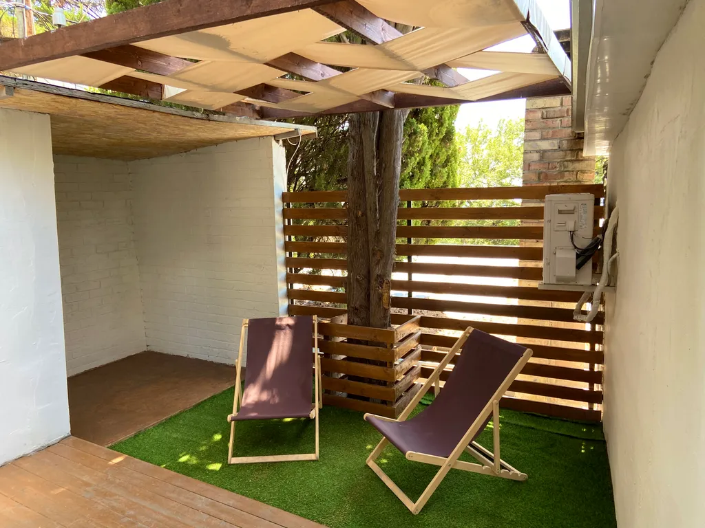 Светлая студия с двориком и парковкой