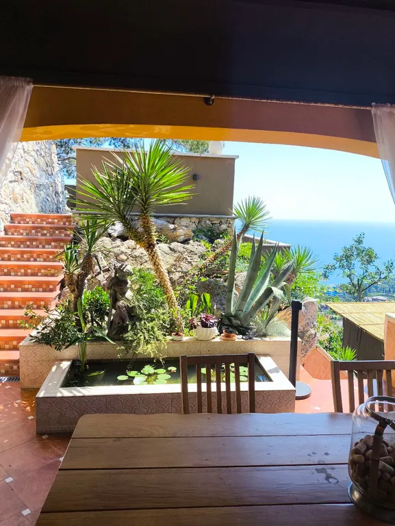 Двухэтажный дом с видом на море