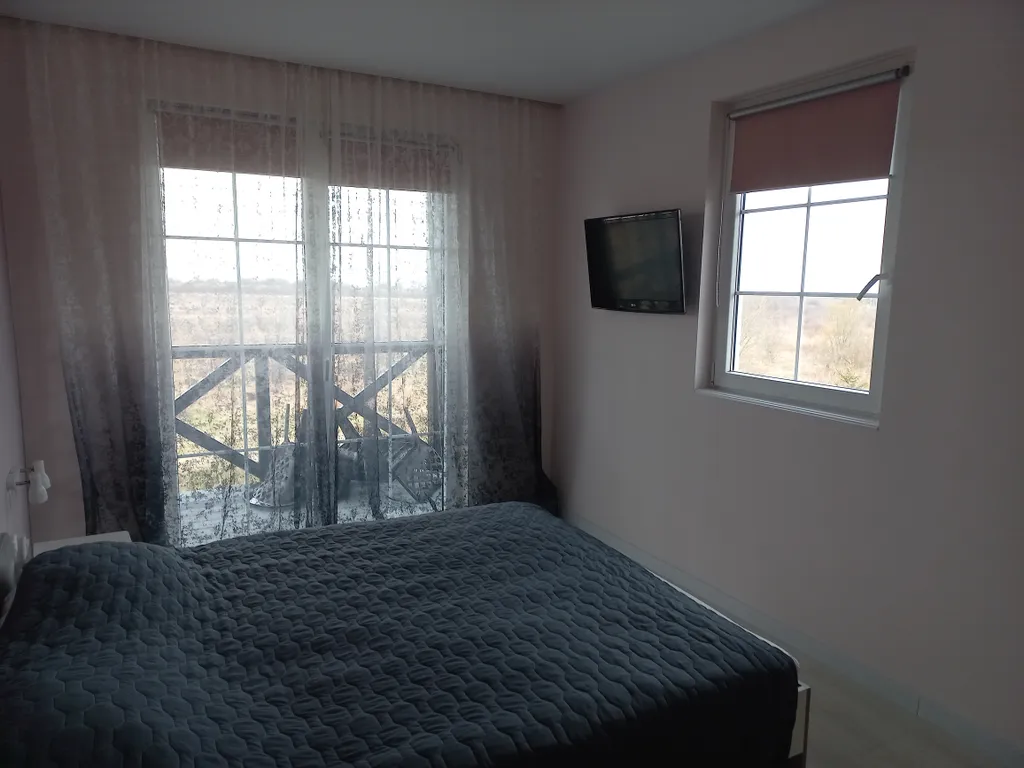 Дом с видом на море и отдельно стоящей баней.