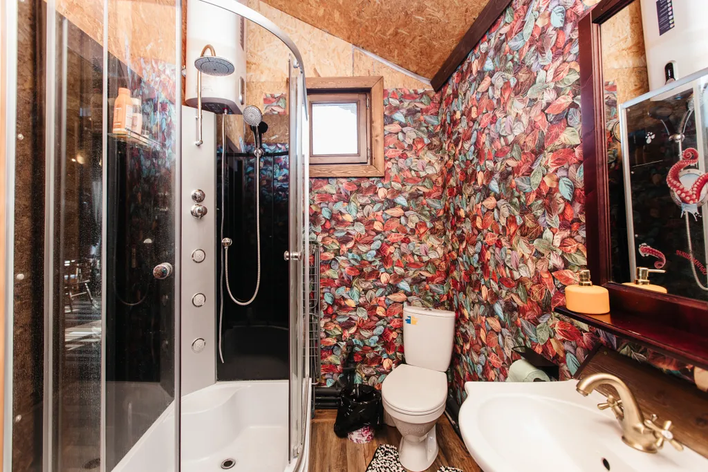 Дом с кораблем на берегу реки