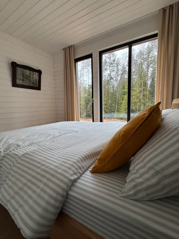 Дом в лесу рядом с озером