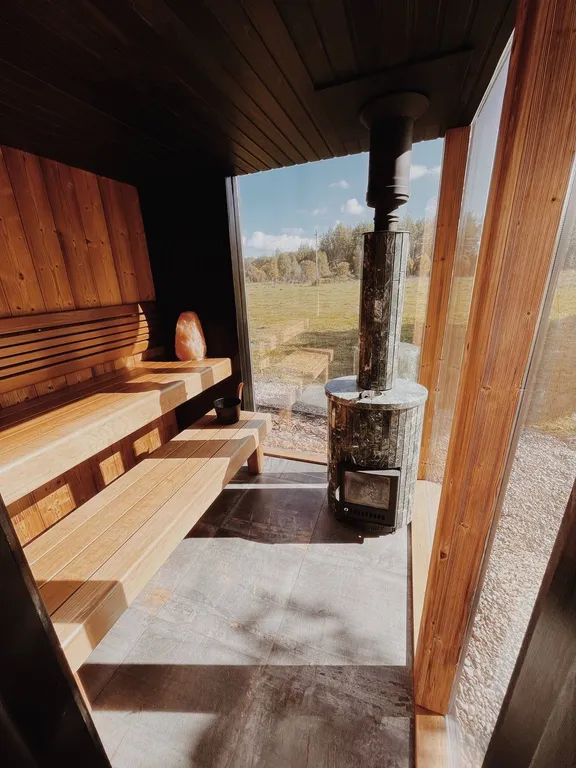 Дом в поле с лошадьми