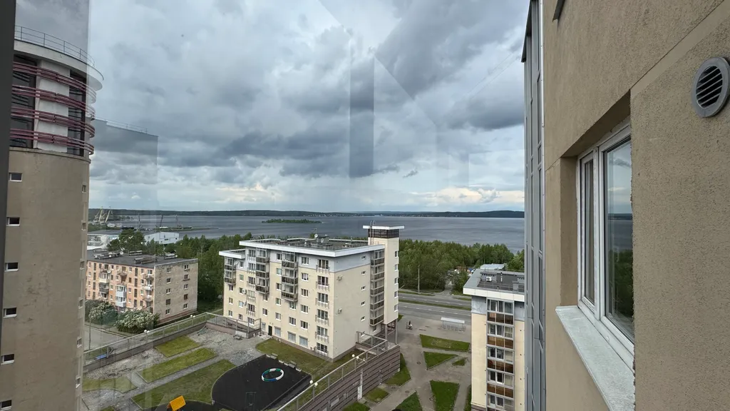 Светлые апартаменты в центре города с видом на озеро