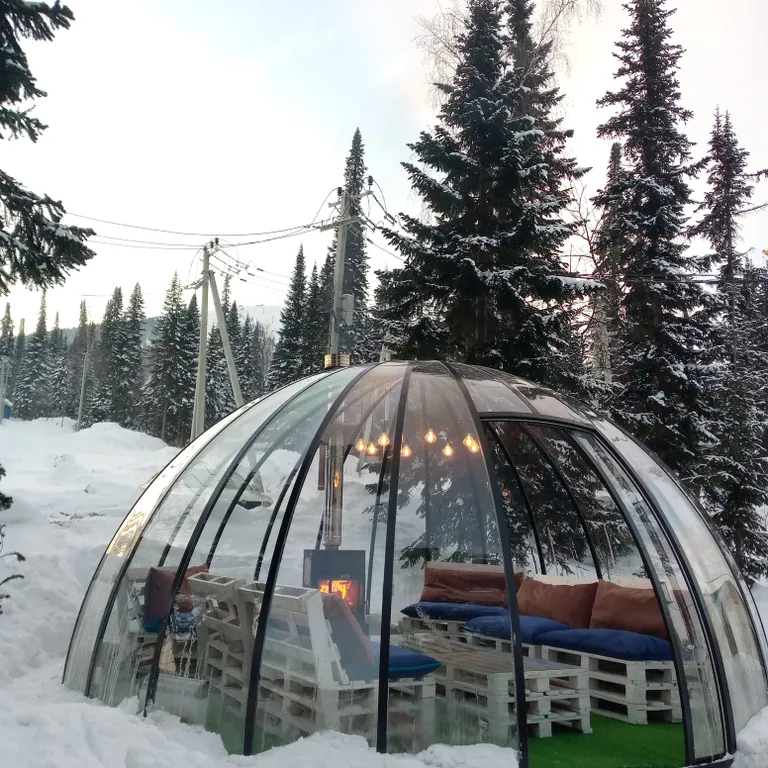 Двухэтажный дом на горе у подъёмника