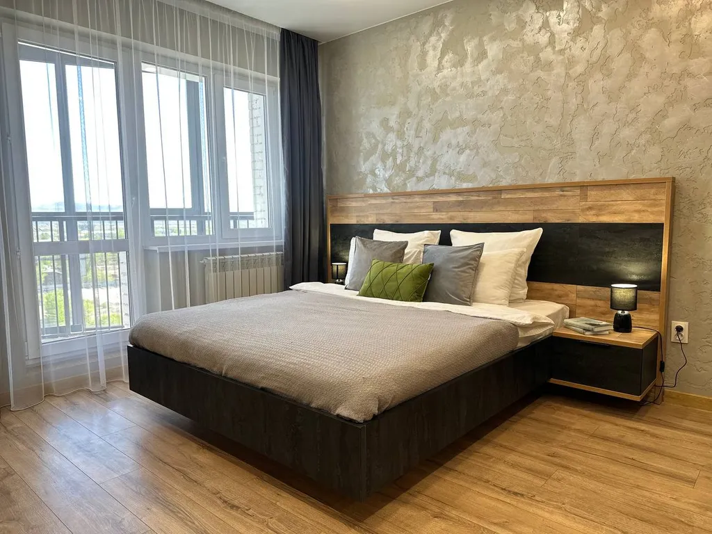 Современная студия с уютным интерьером в центре