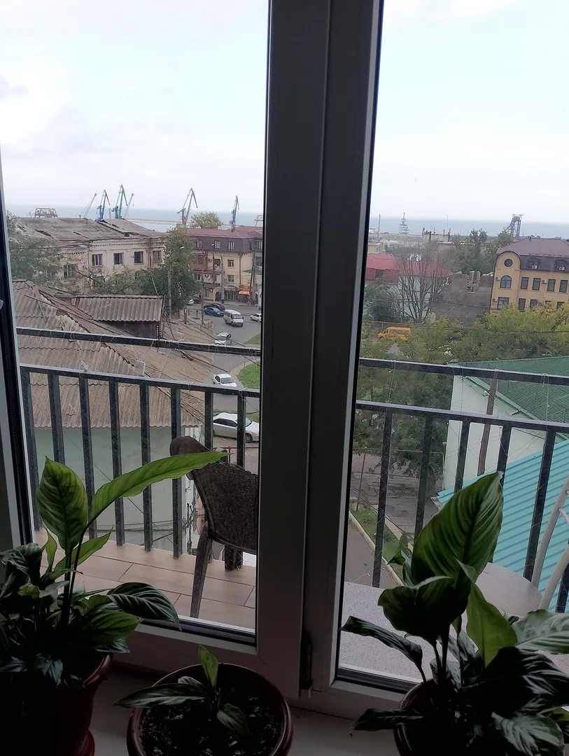 Вид из окна на порт .