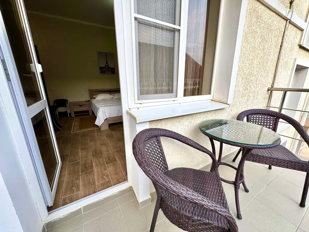 Студия с мини кухней и балконом на втором этаже