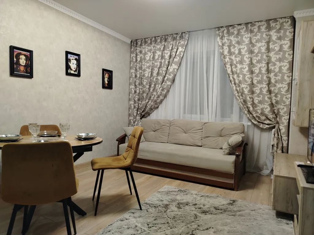 Евротрешка у ЖД вокзал и зоопарка