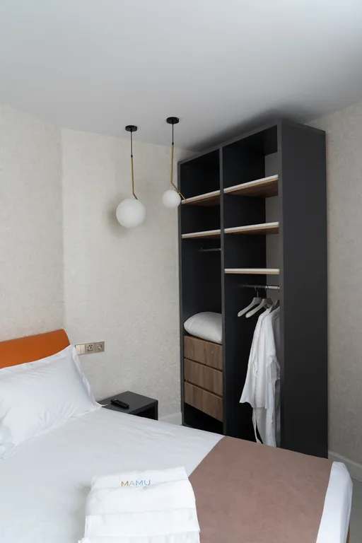 Уютный номер с 2 спальнями и баром, с видом во двор