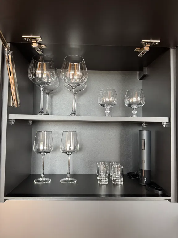 Стильная двухуровневая студия с захватывающим видом на город