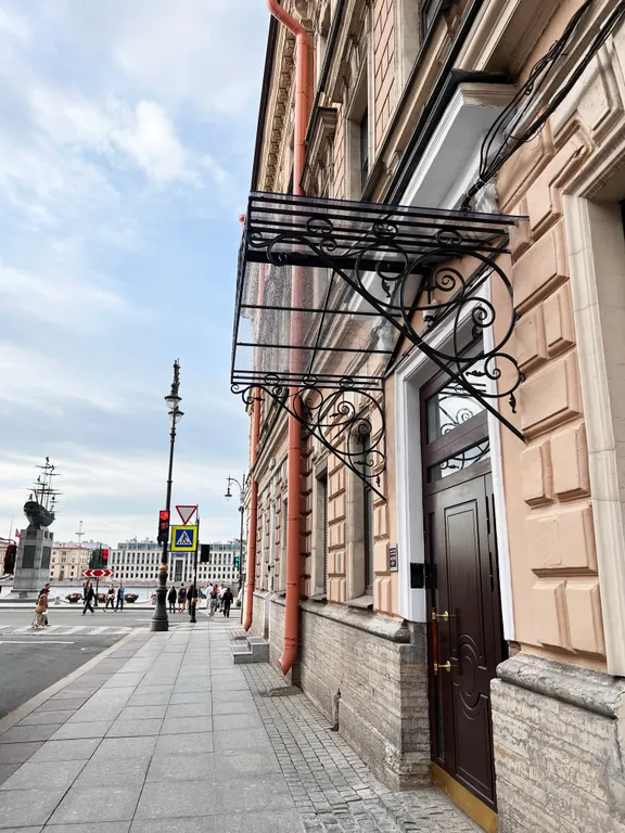 Квартира с видом на архитектуру города и Неву