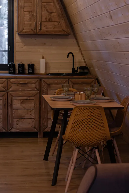 Горный домик с видом на горы и реку