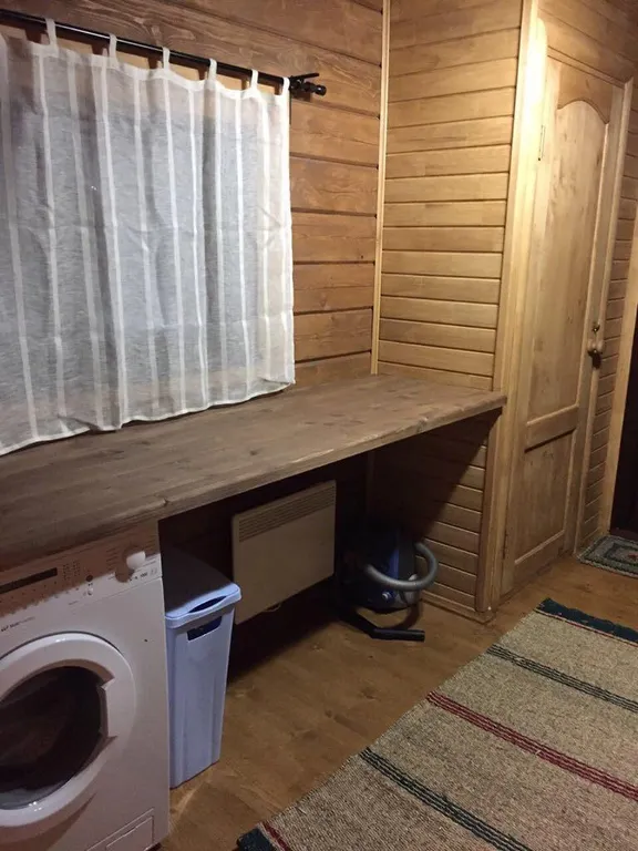 Деревянный дом у озера