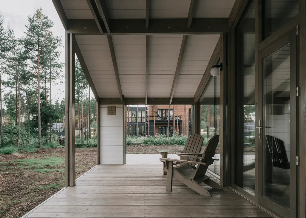 Загородный дом с просторной террасой и баней