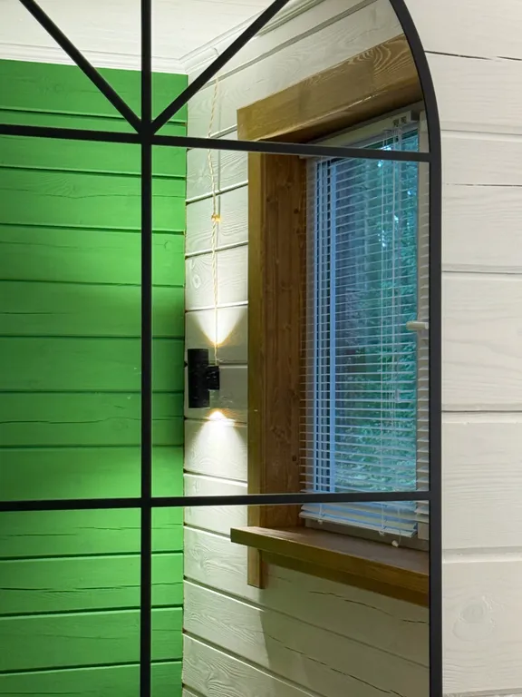 Белый дом и сосны