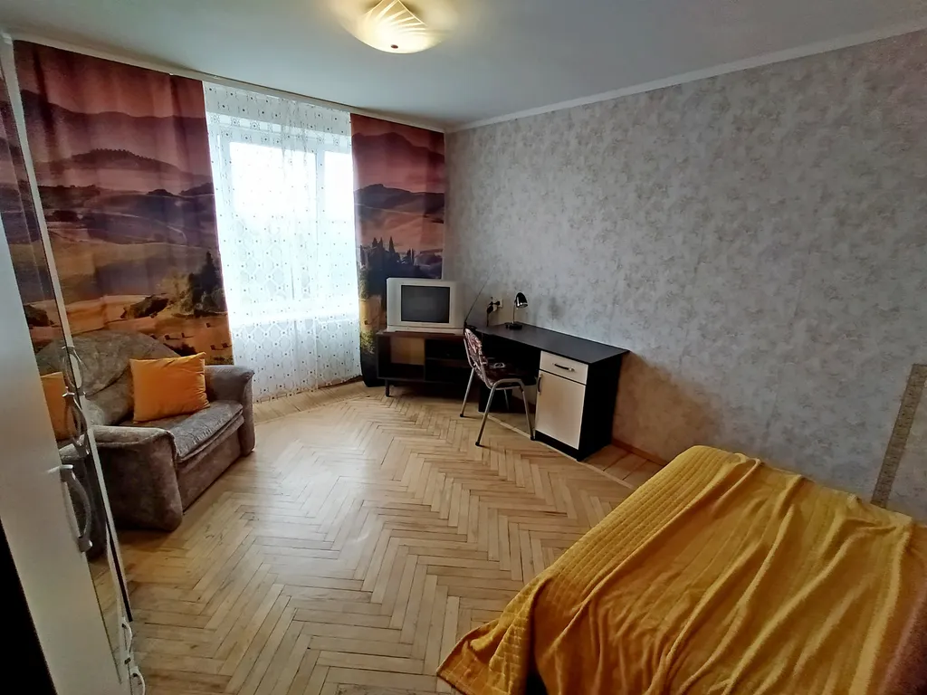 Петербургская квартира с видом на закат