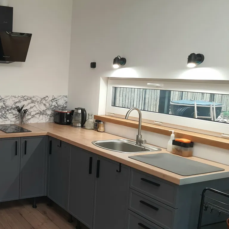 Домик под соснами