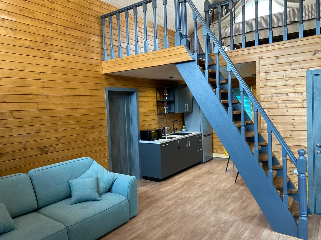 Дом у реки со своим мостком