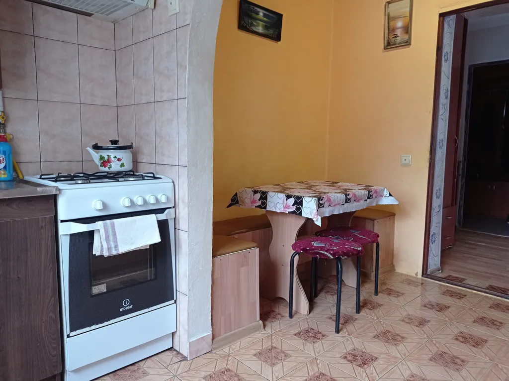 Небольшая, очень светлая и летом с приятной прохладой квартира