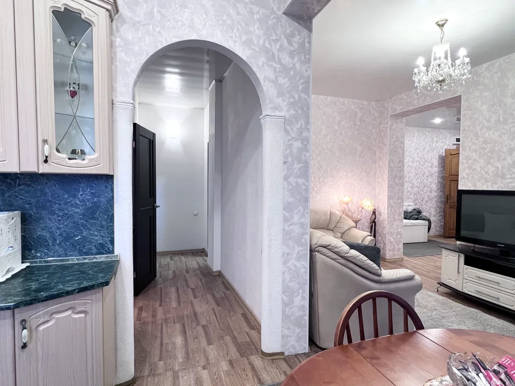 2-комнатная квартира класса люкс в центре города! Район Площади