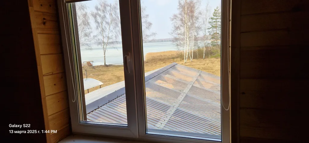 Отдельный дом на краю леса на берегу озера