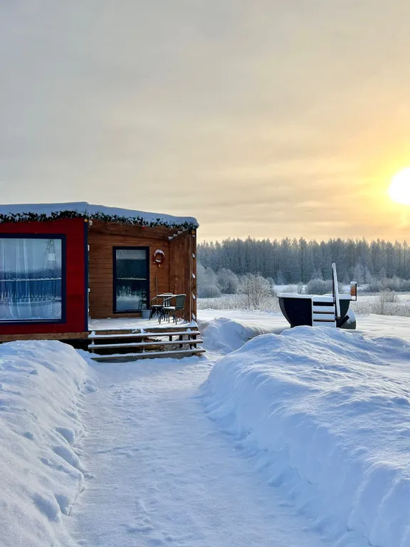 Стильный Красный дом у реки