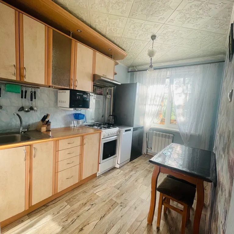 Просторная однокомнатная квартира с лоджией рядом с озером