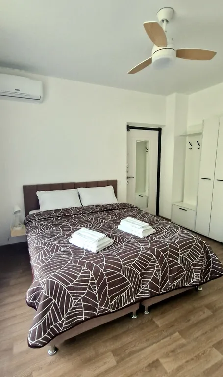 Уютная комната в доме в лесу