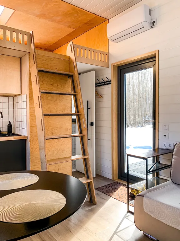 Коттедж Уютный двухуровневный домик с панорамными окнами на лес — Глинка