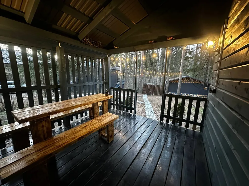 Дом в черте города в лесу