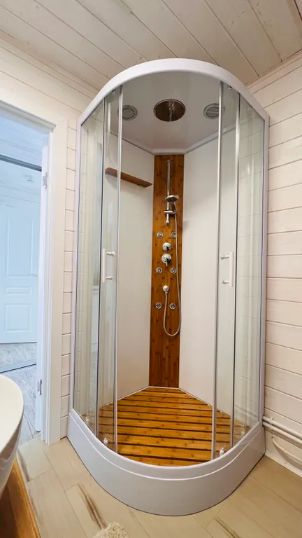 Дом Шалаш с купелью у озера