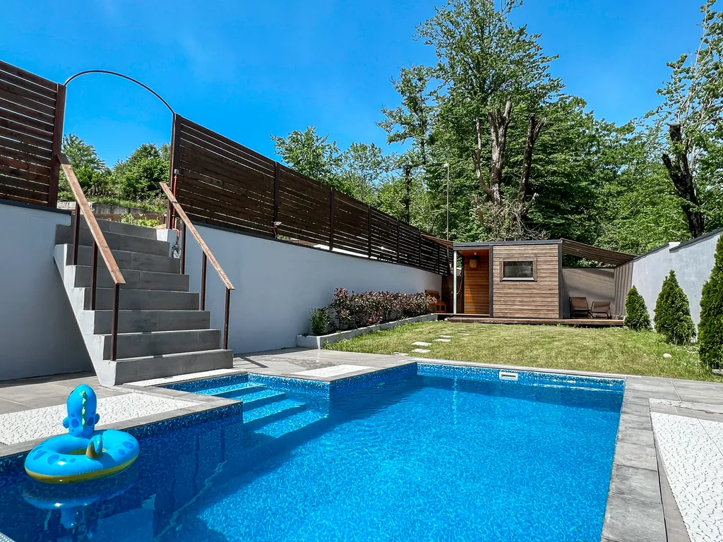 Новый современный дом с теплым бассейном и сауной