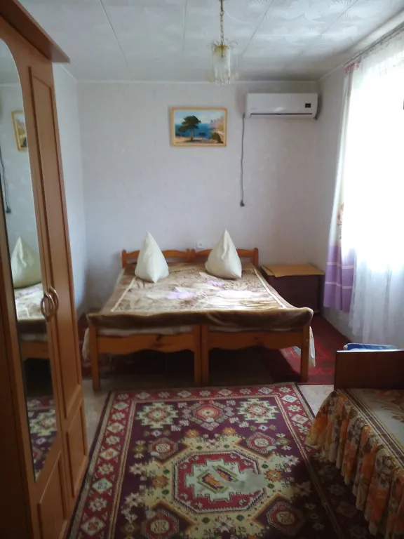 Отдельная часть дома с беседкой в саду