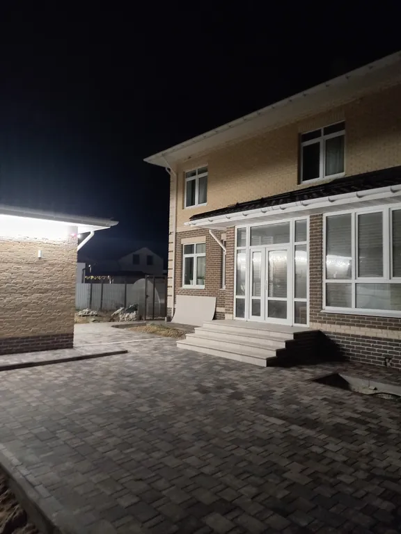 Резиденция в деревне в окружении леса