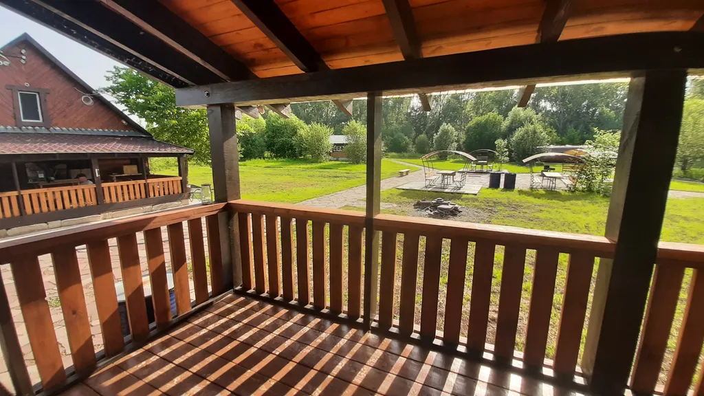 Новые деревянные дома в предгорье Уральских горберегу 3 рек