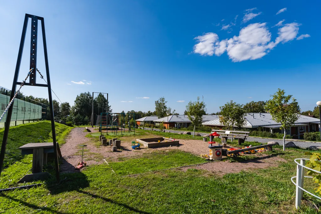 Коттедж Большая дача с 2 спальнями — Светлое