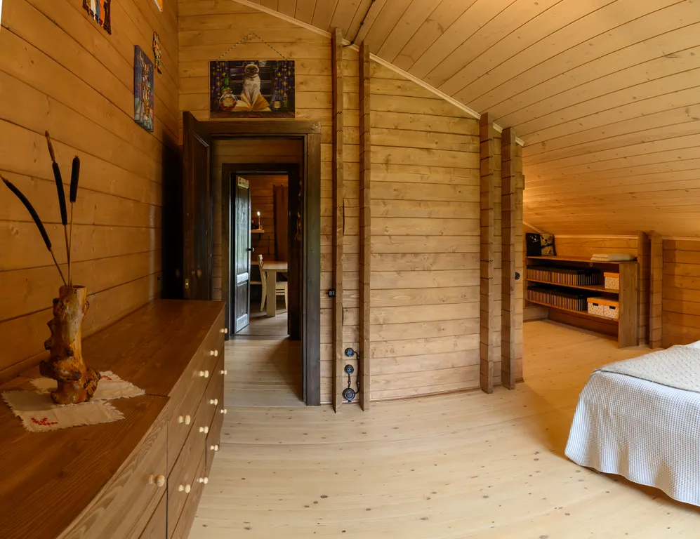 Дом Talotonttu на холме в окружении леса