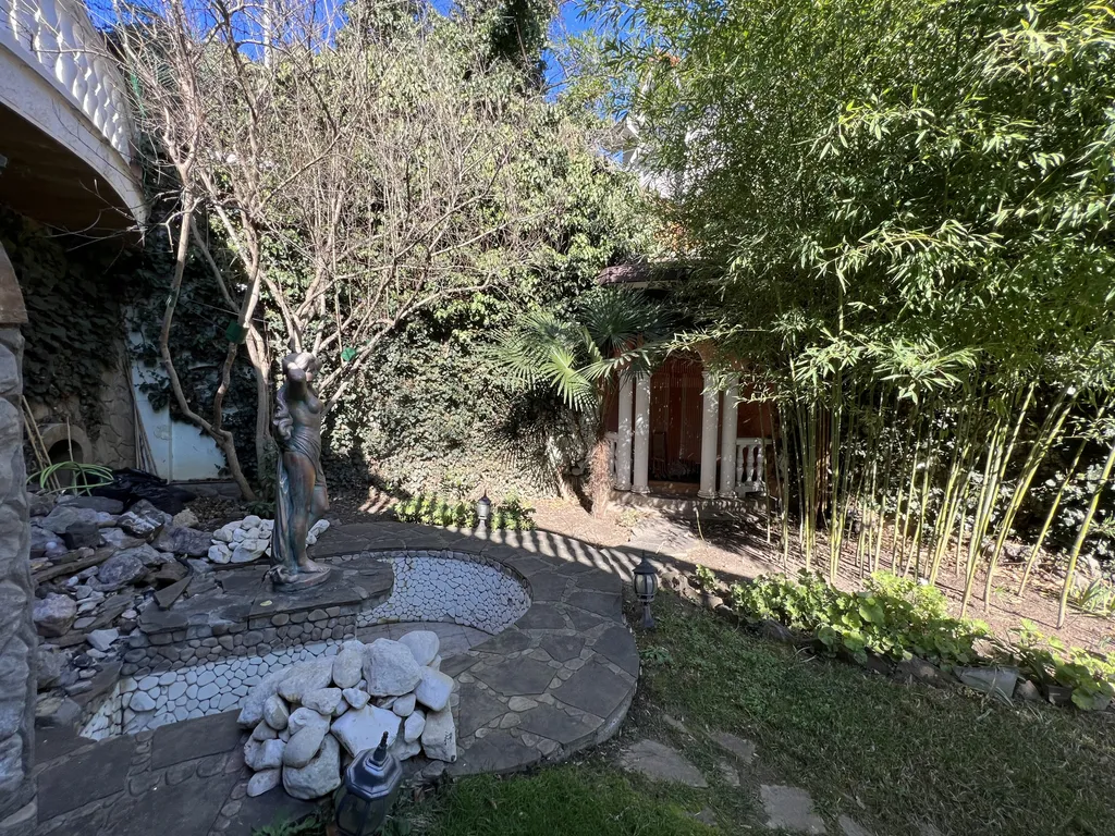 Дом в 5 минутах от набережной Ялты с бассейном и сауной