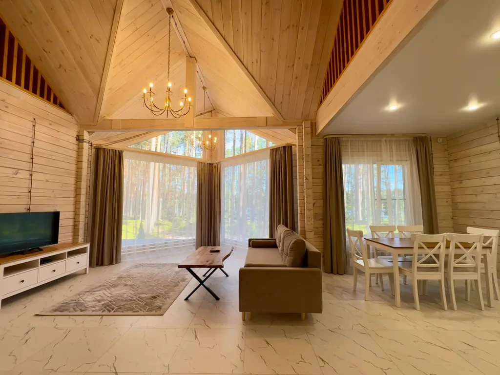 Уютный дом в сосновом лесу