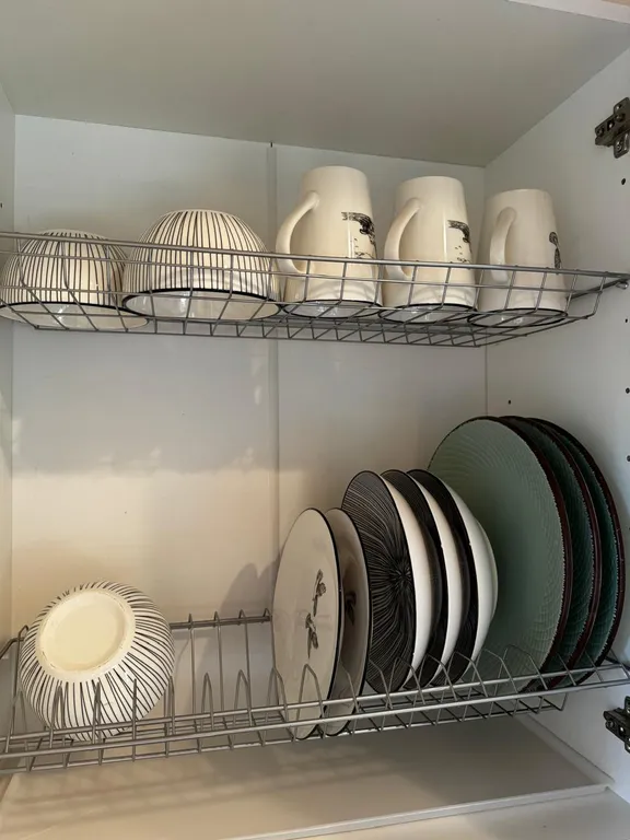 Дом с верандой из бревна у озера