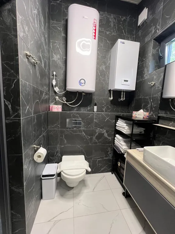 Уютный дoмик c паноpaмными окнами на лес